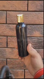 Load and play video in Gallery viewer, |ZMK23| BLACK COLOR BOTTLE WITH GOLDEN/WHITE DISKTOP CAP Available Size: 200ml
